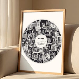 Puede incluir: Una lámina enmarcada con un collage circular de fotografías en blanco y negro dispuestas como un disco de vinilo. El círculo central contiene el texto SISTERS (NOUN) LILY & SAM THE SOUNDTRACK TO A BOND THAT NEVER FADES en color negro.