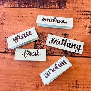Tarjetas de lugar escritas a mano, tarjetas de nombre con caligrafía personalizada, arreglos de mesa para bodas y eventos, decoración de mesa personalizada, tarjetas de lugar para eventos
