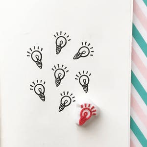 電球のゴム印、日記用の手彫りのスタンプ、学校の先生への贈り物