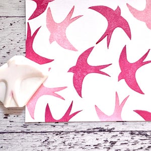 Tampon en caoutchouc d'hirondelle, tampon oiseau en vol, tampon sculpté à la main, cadeau artisanal pour un ami