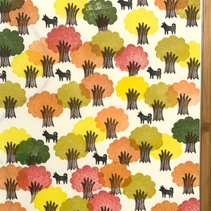 Pode incluir: Um fundo branco com um padr&atilde;o repetitivo de &aacute;rvores e c&atilde;es. As &aacute;rvores est&atilde;o em v&aacute;rios tons de verde, amarelo, laranja e vermelho. Os c&atilde;es s&atilde;o pretos e todos est&atilde;o virados para a mesma dire&ccedil;&atilde;o.