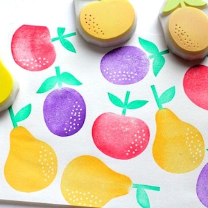 Timbro in gomma con frutta, timbro con mela, pera e prugna per la creazione di biglietti, timbro intagliato a mano, regalo per creativi
