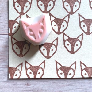 赤ちゃんキツネのゴム印、かわいい動物のスタンプ、手彫りのスタンプ、友達へのクラフトギフト
