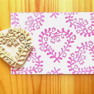 Timbro in gomma a forma di cuore botanico, timbro con cornice a forma di corona floreale, timbro intagliato a mano, regalo artigianale per lei