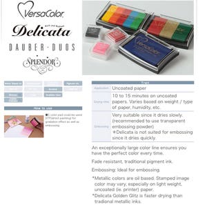 以下が含まれることがあります： 様々な色合いのVersaColor Delicata Dauber Duos Splendorインクパッド。インクパッドは、ハート型のロゴが付いた透明なプラスチックケースに入っています。インクパッドは、非コーティング紙での使用に適しており、エンボス加工に最適です。インクパッドは色あせに強く、伝統的な顔料インクを使用しています。