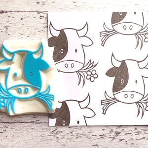 Sello de goma tallado a mano de &quot;Vaca comiendo hierba&quot;: Manualidades de animales de granja, tarjetas
