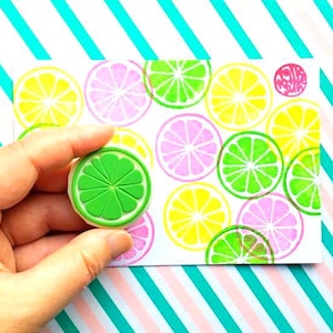 Timbro in gomma con fetta di limone: timbro intagliato a mano, design di agrumi