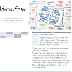 K&ouml;nnte beinhalten: VersaFine Stempelkissen in verschiedenen Farben, darunter Blau, Gr&uuml;n, Rot und Braun. Die Stempelkissen sind in einem Raster angeordnet. Der Text "VersaFine" ist auf den Stempelkissen sichtbar. Der Text "Schnell trocknend, &ouml;lbasierte Pigmenttinte. Zur Verwendung mit Aquarellfarben und Markern. Schicke Vintage-Farben." ist unter den Stempelkissen sichtbar. Der Text "Unbeschichtetes Papier" ist in einer Tabelle mit dem Text "Ungef&auml;hr 5 Sekunden (auf d&uuml;nnem Papier hoher Qualit&auml;t). Schnelles Trocknen auf unbeschichtetem Papier. Variiert je nach Gewicht / Papiertyp." darunter sichtbar.