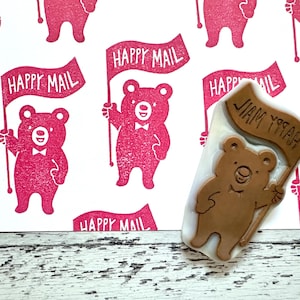 Ours tenant un tampon en caoutchouc, tampon postal heureux, tampon sculpté à la main, cadeau artisanal pour un ami