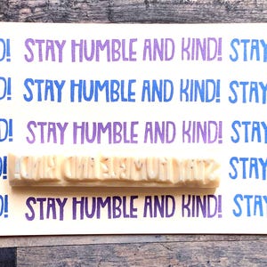 Restez humble et gentil, tampon en caoutchouc, tampon citation motivante, tampon sculpté à la main pour la fabrication de cartes