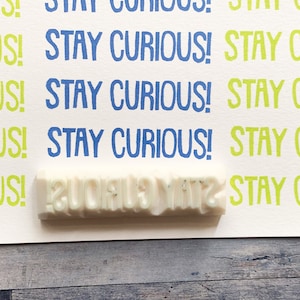 Sello de goma "Mantente curioso", sello con cita inspiradora, sello tallado a mano, regalo para maestros de escuela