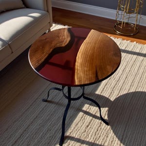 Ręcznie robiony stolik boczny z żywicy orzechowej, nowoczesny stolik pomocniczy z żywicy epoksydowej, meble do salonu, wystrój domu, prezent do salonu, stolik pomocniczy