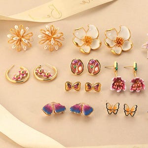 Pendientes de perlas de flores esmaltadas hechos a mano/Pendientes de flores esmaltadas con perlas vintage/Pendientes de esmalte pintados a mano/Regalo de joyería para dama de honor/Regalo para ella