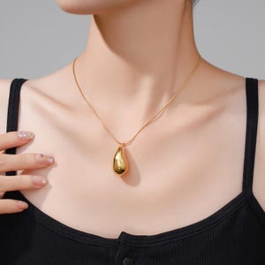 スネークチェーンの繊細な水滴ペンダント、スネークチェーンネックレス、ヘリンボーンチェーン、女性用スネークネックレス、毎日使えるネックレス、女性へのギフト