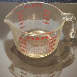 Vintage Pyrex 4-cup (or 1-quart) glass measuring cup