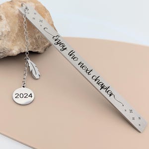 Personalisiertes Lesezeichen Geschenk - Individuell graviertes Metall Lesezeichen mit Chrom Anhänger - Genieße das nächste Kapitel