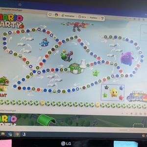 Pode incluir: Imagem digital de um jogo de tabuleiro Mario Party. O tabuleiro apresenta um caminho sinuoso com pontos vermelhos, azuis e verdes e vários personagens do Mario. O título do jogo, "MARIO PARTY", é exibido na parte superior e inferior da imagem.