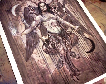 Puede incluir: Una pintura de acuarela de una figura con cuernos de pelo oscuro y cuerpo de cabra. La figura tiene alas y está rodeada de un fondo oscuro y arremolinado. La figura sostiene una luna creciente en una mano y un bastón en la otra.