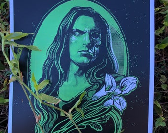 Puede incluir: Un póster verde y negro con un retrato de una persona con una cara de calavera. La persona está rodeada de un óvalo verde y sostiene flores blancas.