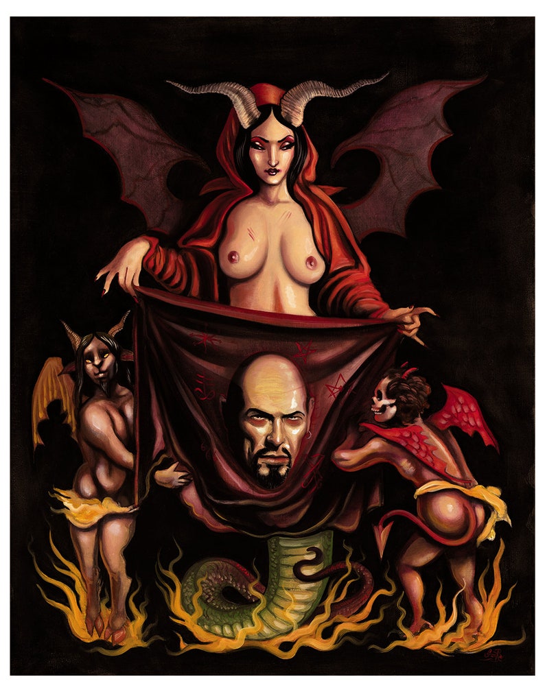 Puede incluir: Una pintura de una mujer con cuernos y alas, sosteniendo una tela roja con la cara de un hombre. La mujer est&aacute; rodeada de llamas y dos peque&ntilde;as figuras con alas.