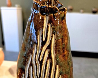 Handmade vase with bio-inspired form and pattern