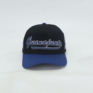 Peut inclure: Une casquette de baseball noire et bleue avec le mot "Guanajuato" brodé en bleu sur le devant.