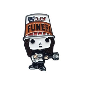 Può includere: Una spilla Funko Pop di un personaggio con un cappello a secchio KFC con la scritta "FUNERAL". Il personaggio tiene in mano una chitarra bianca e indossa un abito nero. La spilla è su sfondo bianco.