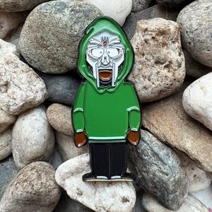 Pin de esmalte suave inspirado en el personaje de dibujos animados MF Doom
