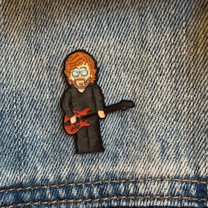 Könnte beinhalten: Rustikales Holzschild mit dem Text "Welcome to our home" in weißer Schrift. Das Schild hat eine Used-Optik und ein schlichtes, einladendes Design, ideal für die Eingangsbereichsdekoration.