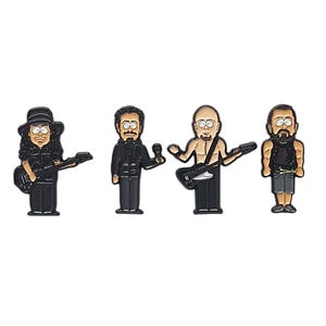 Könnte beinhalten: Vier schwarze Emaille-Anstecknadeln mit Cartoon-Darstellungen einer Rockband. Jede Figur ist in einer anderen Pose, hält Instrumente oder ein Mikrofon. Die Figuren befinden sich auf weißem Hintergrund.