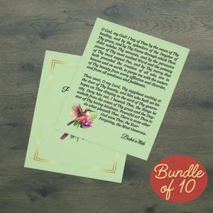 Pode incluir: Um cartão verde com borda dourada apresenta um beija-flor com flores rosa e vermelhas. O cartão tem uma citação de Baha'u'llah sobre cura e graça. O cartão faz parte de um pacote de 10.