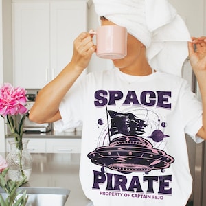 Space Pirate Fejo PURPLE Shirt Clecanian Series von Victoria Aveline offiziell lizenziert