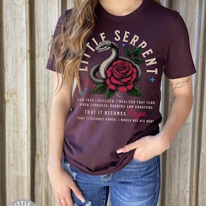 Shirt Little Serpent Crowns of Nyaxia Carissa Broadbent officieel gelicentieerd