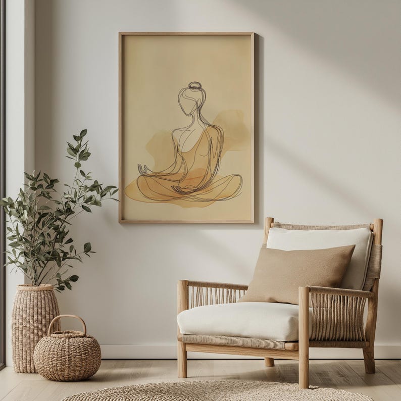 K&ouml;nnte beinhalten: Ein gerahmter Druck eines Strichzeichnung einer Person in einer sitzenden Meditationspose. Die Zeichnung ist in Schwarz und Braun auf einem beigefarbenen Hintergrund.