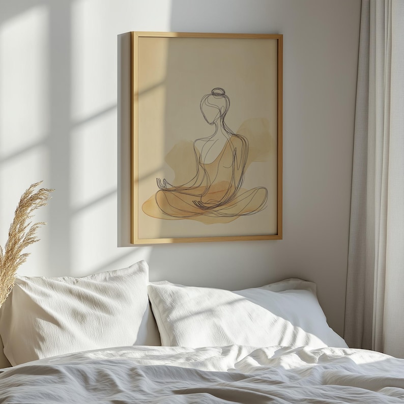 K&ouml;nnte beinhalten: Eine gerahmte Linienzeichnung einer Person in sitzender Meditationshaltung, mit einem Aquarellhintergrund in Beige- und Braunt&ouml;nen.