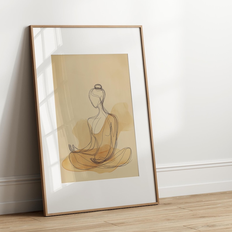 K&ouml;nnte beinhalten: Eine gerahmte Linienzeichnung einer Person, die in meditativer Haltung sitzt. Die Zeichnung ist in Schwarzwei&szlig; und vor einem hellbraunen Hintergrund platziert.