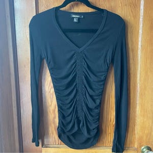 vintage DKNY 100 % soie pure chemisier gothique fantaisie froncé noir à manches longues provenant du placard de ma grand-mère, petite taille