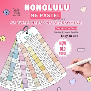 Op de afbeelding: Een pastelkleurstaalkaart met de tekst "Honolulu" met 96 kleuren, waaronder "48 Sweetness + 48 Blossoming". De kaart heeft een conversiecode, gesorteerd op kleurengroep, en is gemakkelijk te gebruiken. De kaart wordt vastgehouden door een hand met een witte stift.