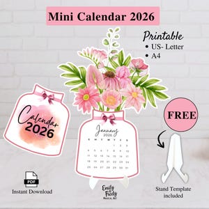 Pode incluir: Um mini calendário imprimível de 2026 com um design floral. O calendário apresenta uma forma de vaso com um laço rosa, segurando um buquê de flores rosas. O texto "Mini Calendar 2026" está no topo. Inclui um modelo de suporte.