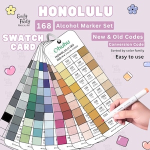 Op de afbeelding: Een kleurenpalet voor een 168-delige alcoholmarker set, met een kleurenpalet van groen tot roze. De kaart bevat kleurcodes en de tekst "HONOLULU" en "Ohuhu". Een hand houdt een marker vast.