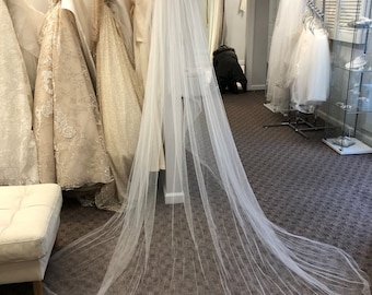 CATHEDRAL VEIL. Raw cut edge. Elegant plain veil.