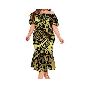 Op de afbeelding: Een gele en zwarte off-shoulder jurk met een zeemeerminrok en een Polynesische print.