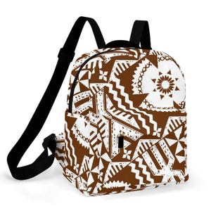 Puede incluir: Una mochila pequeña con un patrón geométrico repetitivo y llamativo en marrón y blanco. El diseño incluye líneas dentadas, formas de estrella y motivos triangulares. Cuenta con correas negras ajustables para los hombros y un asa superior.