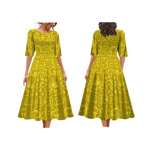 Könnte beinhalten: Ein gelbes Midikleid mit geometrischem Muster. Das Kleid hat einen runden Ausschnitt und 3/4 Ärmel.