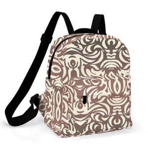 Puede incluir: Una mochila pequeña con un patrón abstracto repetitivo en tonos marrón apagado y crema. La bolsa incluye un bolsillo frontal con cremallera, un compartimento principal con cierre de cremallera negro y correas negras ajustables para los hombros.