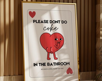 Puede incluir: Un póster blanco con marco dorado presenta un corazón rojo con cara y brazos. El texto en el póster dice "PLEASE DONT DO coke IN THE BATHROOM WE HAVE A LIVING ROOM FOR THAT".