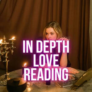 Op de afbeelding: Een vrouw zit aan een tafel met kaarsen en een kandelaar. De tekst "IN DEPTH LOVE READING" wordt in het wit weergegeven met een paarse gloed. Een kleine spiegel en een decoratieve doos staan op de tafel.