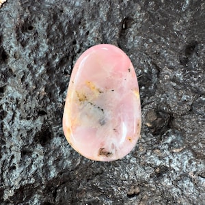 Rosa Opal-Cabochon: Polierter Edelstein (15,6 ct), 22,4 x 15 mm