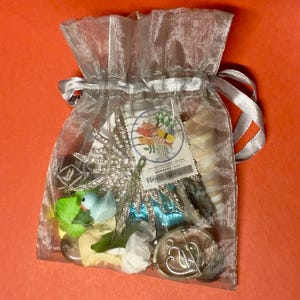 DELUXE TREASURE BAG, Schmuckstücke & Schätze, Crow Fairy Goblin Schaufel mit Gegenständen wie Vintage-Schmuck, Keramikfiguren, Kristallen, Perlen usw.