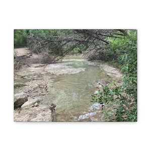 Impressão em tela Clear Creek: Arte de parede com paisagem rústica